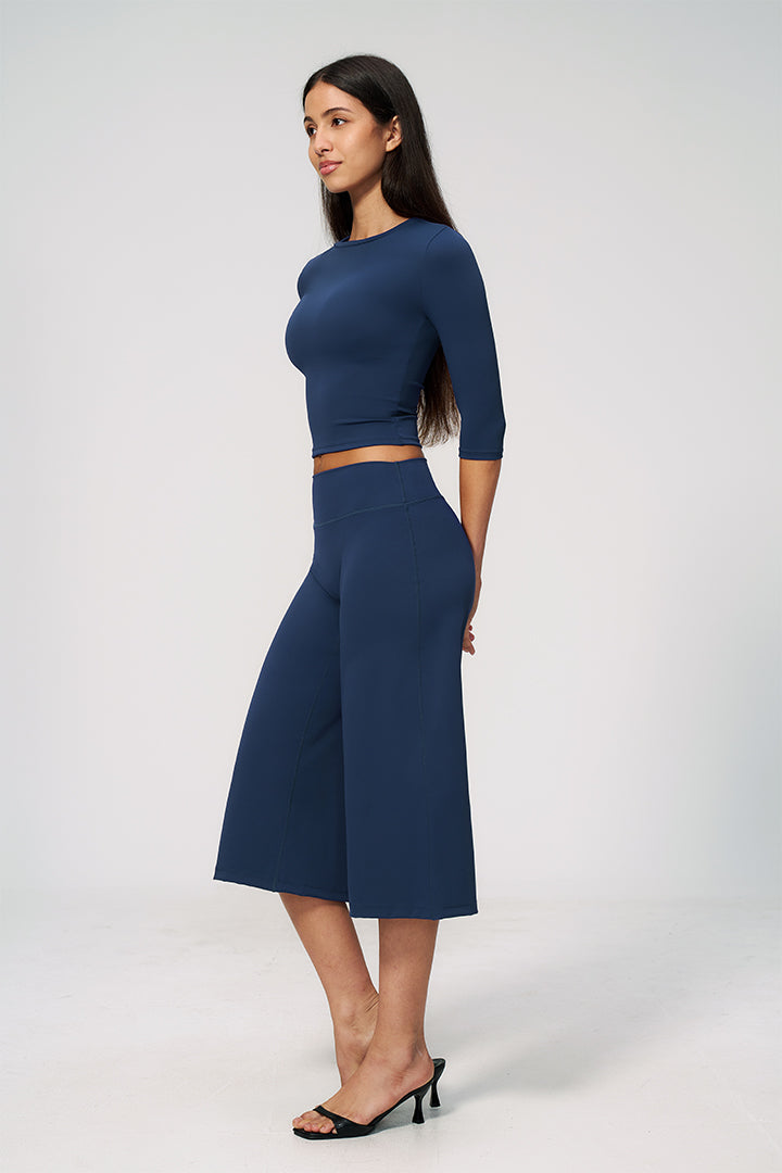 Blue long-sleeve crop top and wide-leg capri pants set, fitted waist